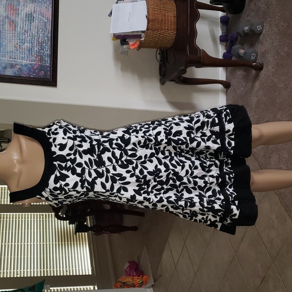 Jones Wear | Dresses | Jones Wear 8 Scoop Neck Fit Flare Black White Floral  Contrast | Poshmark